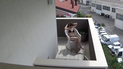E kiu ana i ka'u hoa noho lumi opio e masturbating ma ka lanai