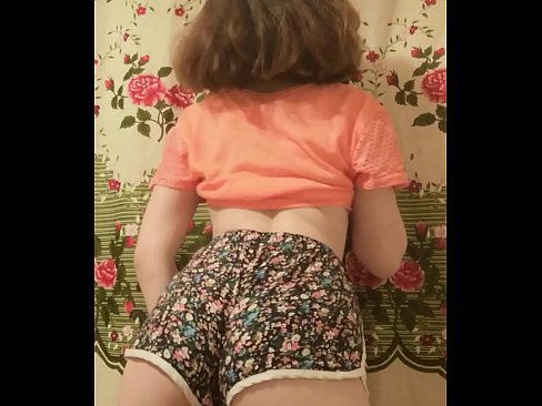 ❤️ ʻO ka pēpē ʻōpio uʻi e wehe ana i kona mau pōkole ma ka pahupaʻikiʻi ️ Porn video ia makou ❌️