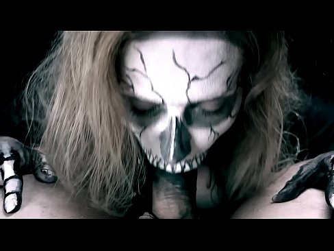 ❤️ ʻO ke kaikamahine daimonio e omo ana i ka moa me kona waha ʻeleʻele a me ka ʻai ʻana. ️ Porn video ia makou ❌️
