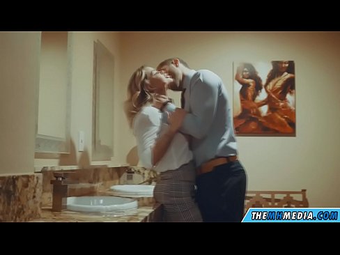 ❤️ Ke hoʻowalewale ʻia ʻoe e kahi blonde busty i kahi lumi hoʻomaha ākea ️ Porn video ia makou ❌️